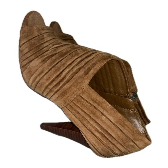 VINCE CAMUTO WOMEN’S SUEDE ANKLE BOOTIES, CAMEL - Picture 3 of 11